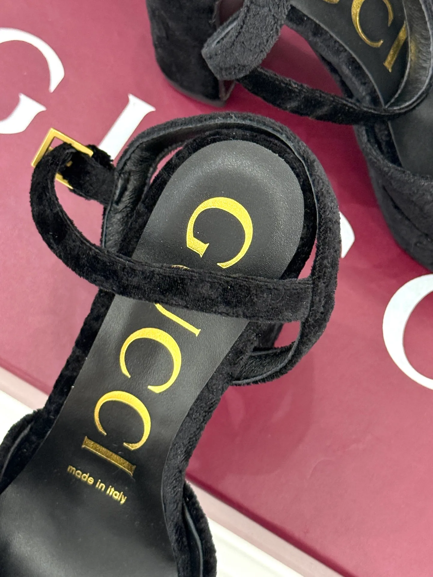 👟👟Ex-factory price 660👟👟 Gucci/Gucci classic horsebit pointed velvet square toe waterproof platform high-heeled sandals When the classic horsebit meets velvet texture, these sandals have become synonymous with elegance and individuality. The square toe design breaks the sharpness of the pointed toe and adds a bit of retro laziness. The delicate velvet upper feels luxurious and shows a high-end texture with the flow of light and shadow. Every step brings a gentle aura. The iconic metal horsebit embellishes the shoe body, instantly awakening brand recognition and cleverly blending retro style with modern fashion. The golden ratio of waterproof platforms and high heels not only lengthens the leg lines but also reduces walking pressure, allowing elegance without compromising comfort. Whether worn with a gorgeous dress to attend a dinner party or paired with retro jeans for a daily look, it can easily hold the spotlight and become the finishing touch in the look, highlighting unique taste and extraordinary style. The fabric is made of original customized velvet and the inner pads are all sheepskin. Heel height: 10.8 Water platform: 3.3 Italian imported genuine leather outsole size: 35-39 (40/41/42 customized)